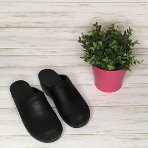 Dansko Black Leather Slip on Clogs Size 39/8.5-9